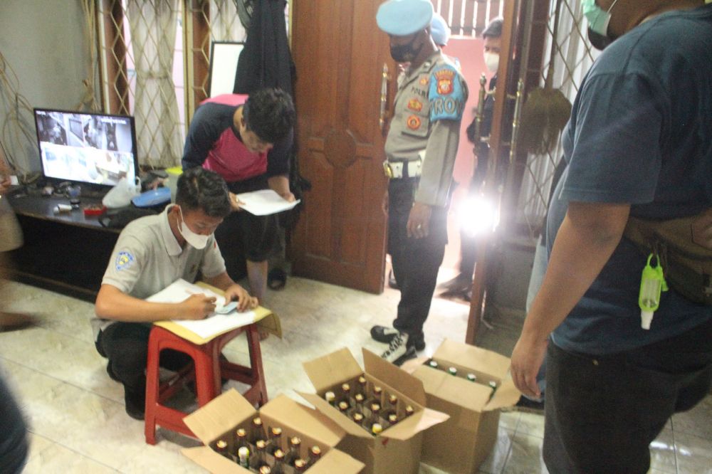 Tampak puluhan botol miras diamankan Polres Sumedang dari penjual di pemukiman warga