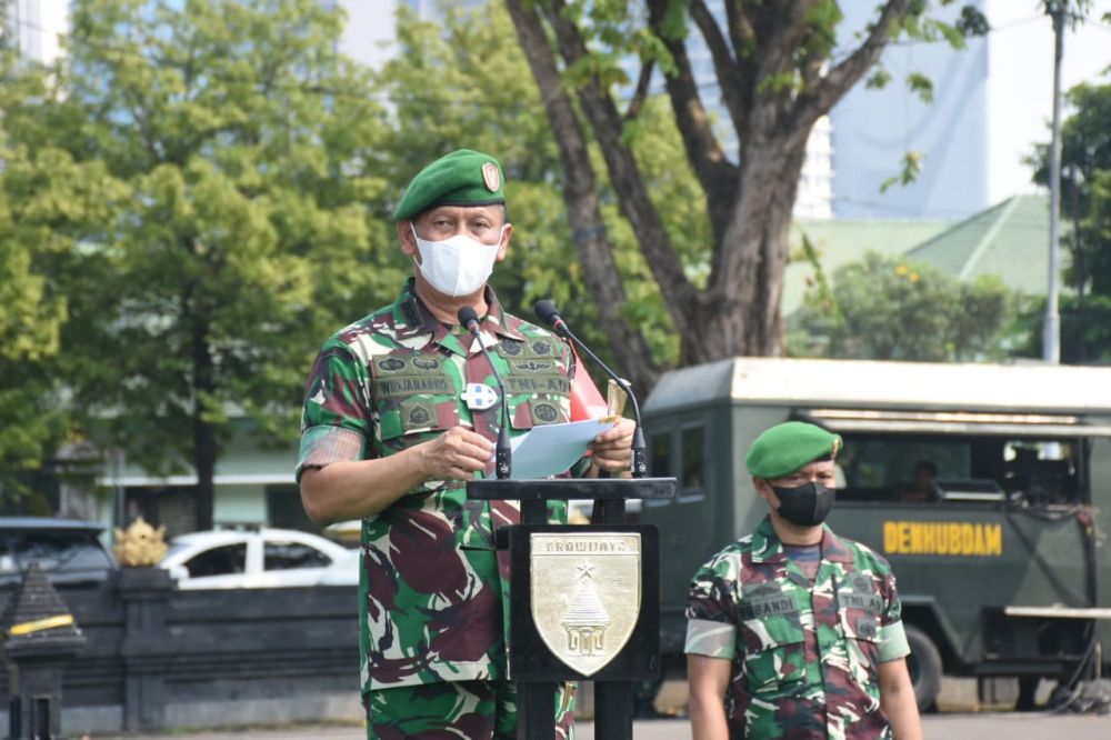 Danrem 084/BJ Kolonel Inf Widjanarko saat pimpin apel gelar pasukan