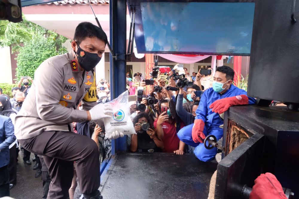 Kapolda Jatim Irjen Pol Dr Nico Afinta saat pemusnahan barang bukti berbagai jenis narkoba