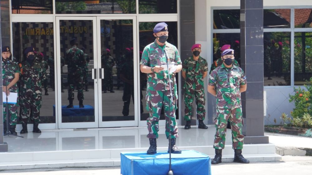 Danpuslatdiksarmil Kolonel Laut (P) Irwan S.P. Siagian saat pimpin upacara kenkat 21 Bintara