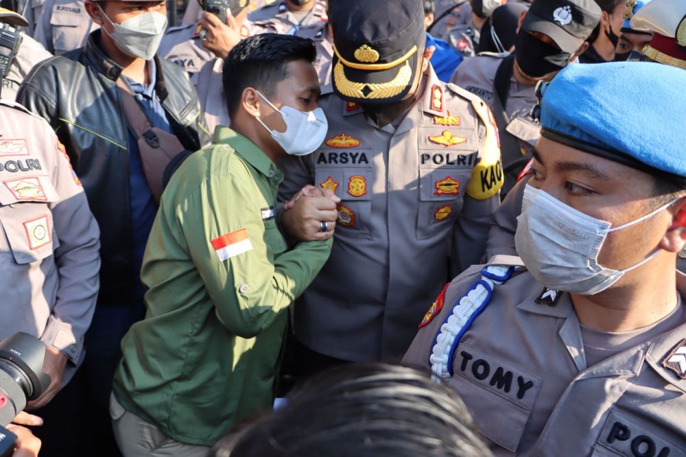 Kapolres Probolinggo AKBP Teuku Arsya Khadafi saat turun langsung kawal mahasiswa unjuk rasa 