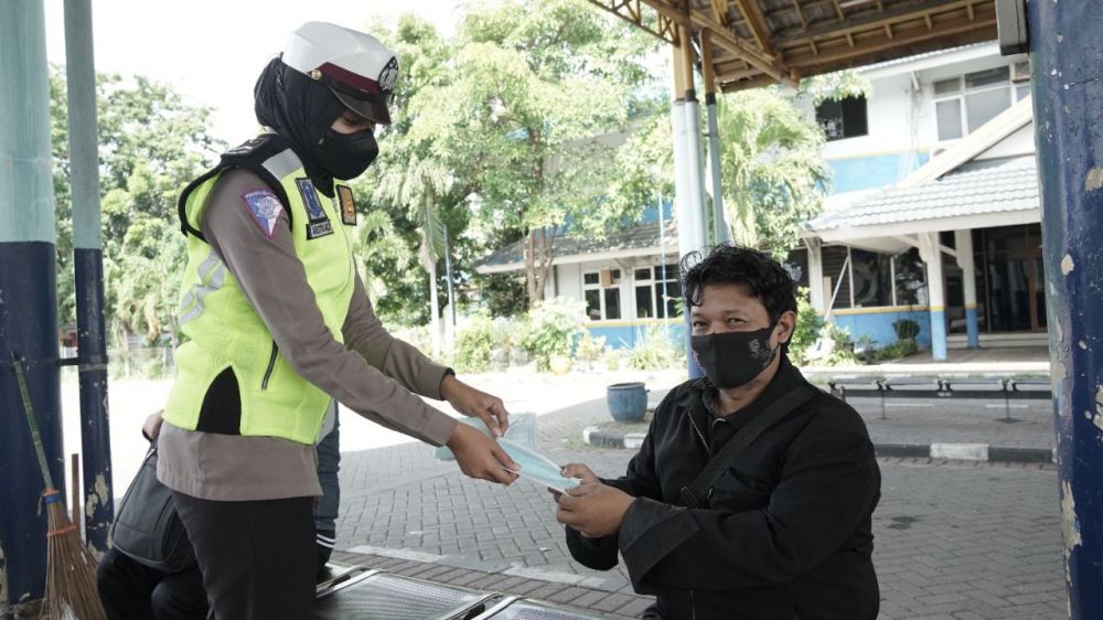 Polwan Polres Gresik Bagi Masker di Terminal Bunder