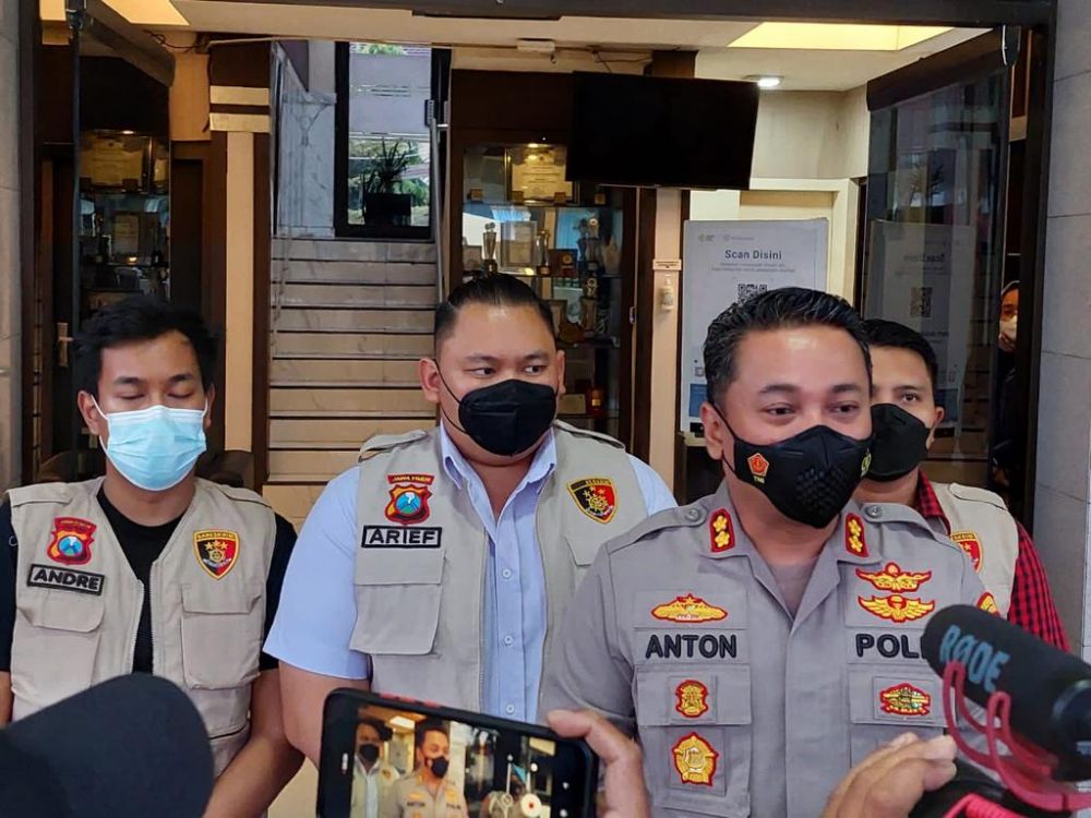 Kapolres Pelabuhan Tanjung Perak AKBP Anton Elfrino Trisanto saat memberikan keterangan