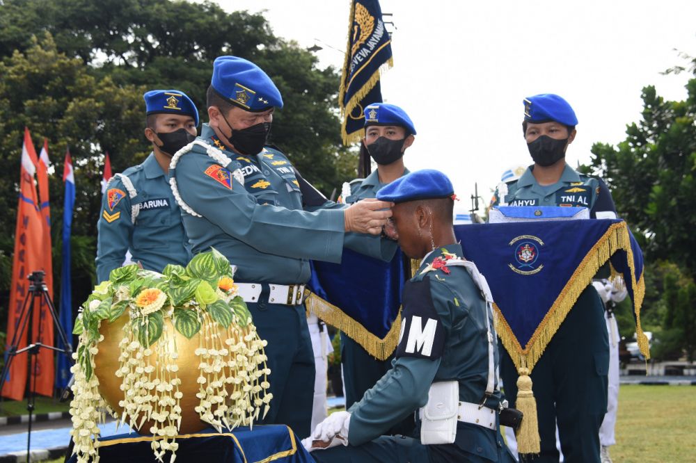 Danpuspomal Laksamana Muda TNI Edwin saat memasangkan baret POMAL