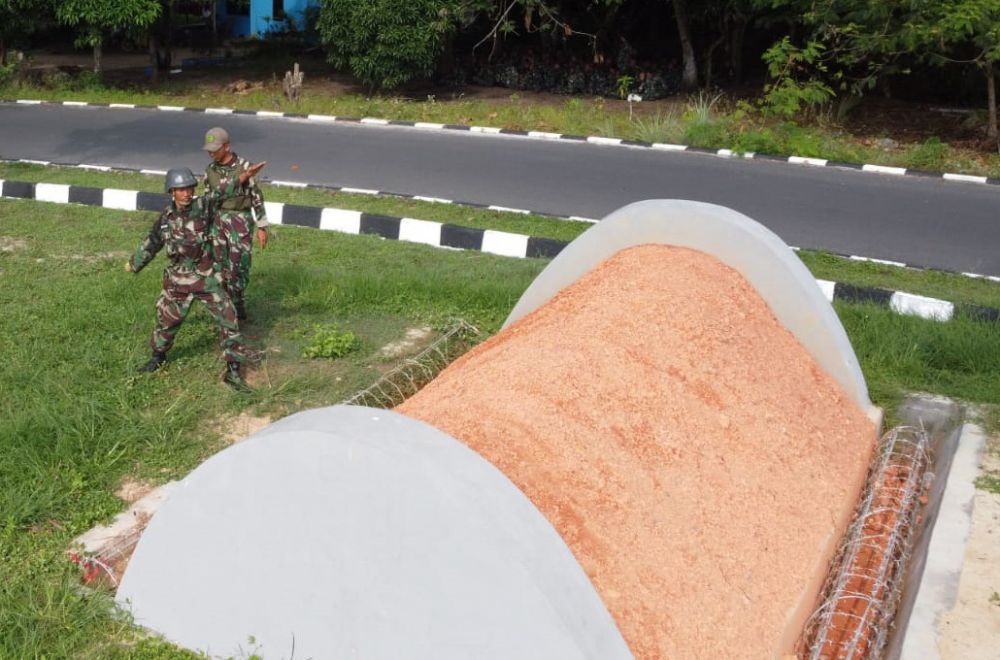 Siswa Dikmaba TNI AL saat latihan lempar granat