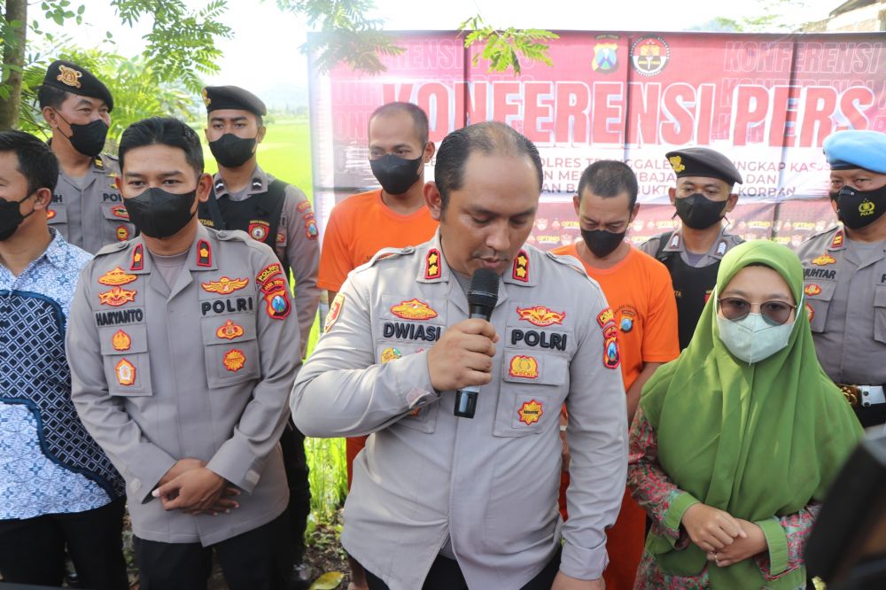 Kapolres Trenggalek AKBP Dwiasi Wiyatputera saat memberikan keterangan