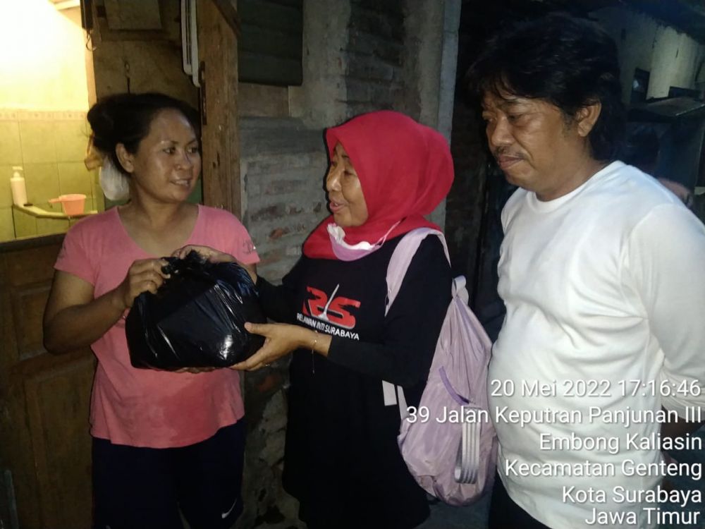 Puluhan Sembako Dibagikan Yayasan RIS di Warga Keputran Panjunan