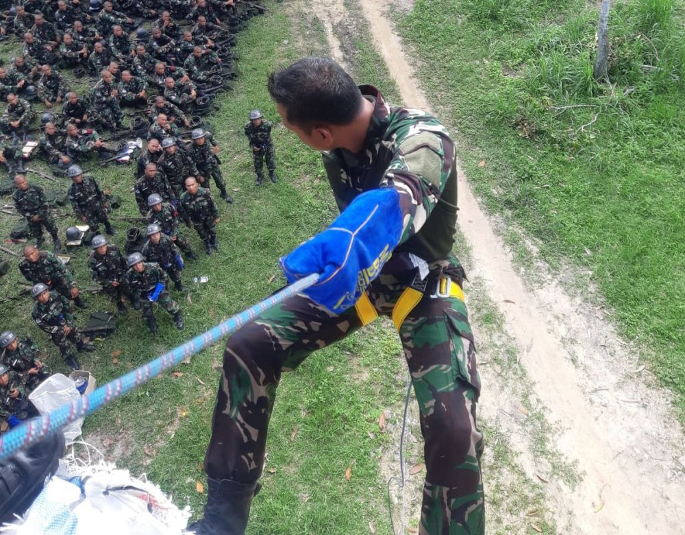 Siswa Dikmata TNI AL saat latihan Rappeling