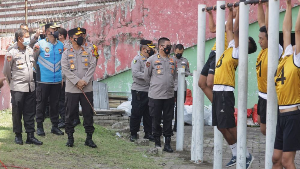 Kapolda Jatim Irjen Pol Dr Nico Afinta bersama Brigjen Pol I. Nyoman Lastika saat cek penerimaan Bintara Polri di Sidoarjo