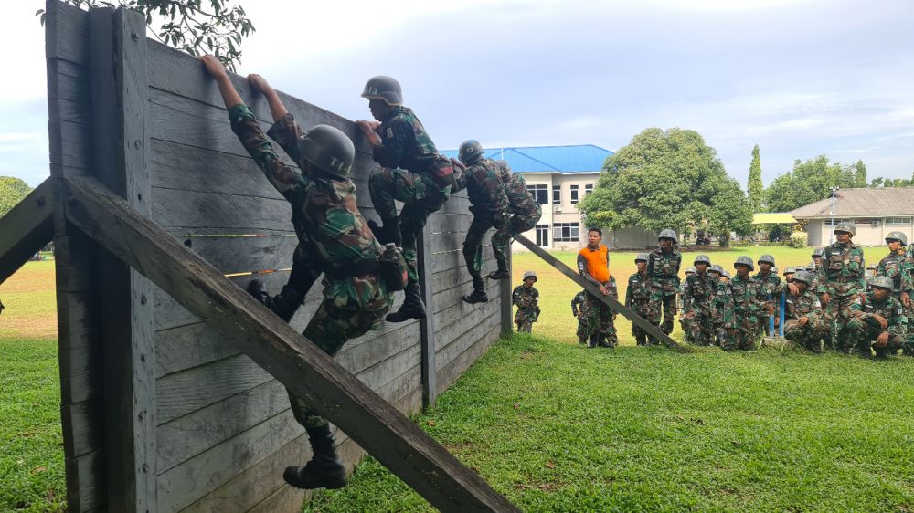 Siswa Dikmata dan Dikmaba TNI AL saat latihan Halang Rintang