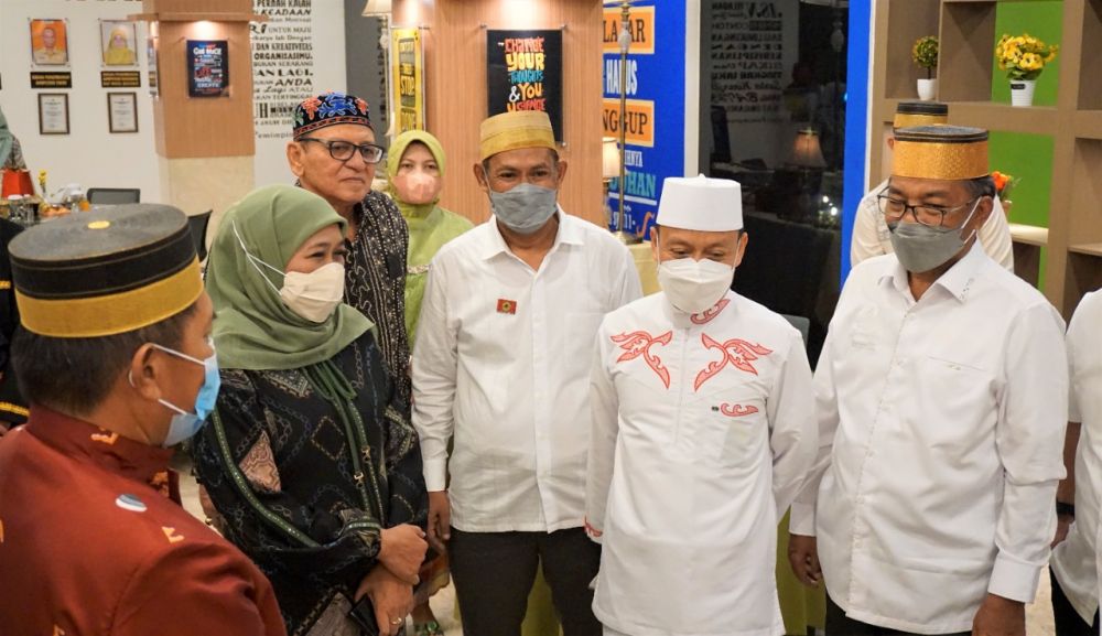 Gubernur Jatim Khofifah Indar Parawansa bersama ketua BPW KKSS Provinsi Jatim Ir. H. Muslim Hamzah