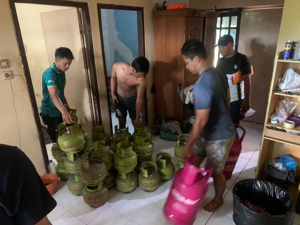 Tersangka diamankan Polisi beserta barang buktinya 