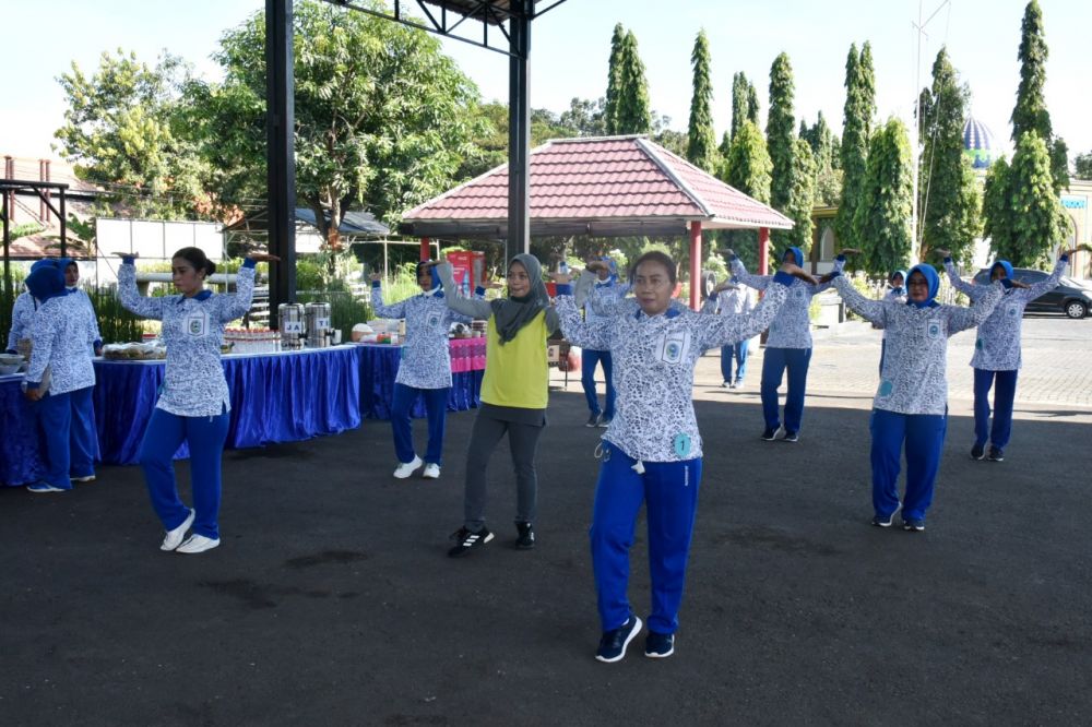 Jalasenastri Jalin silaturahmi dengan olahraga bersama