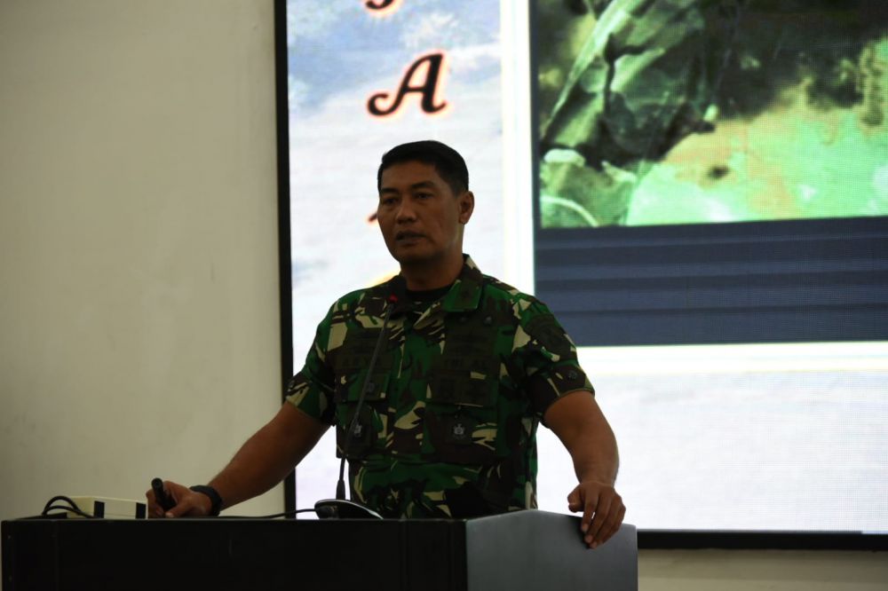 Danmentar AAL Kolonel Laut (P) Arya Delano saat memberikan pembekalan