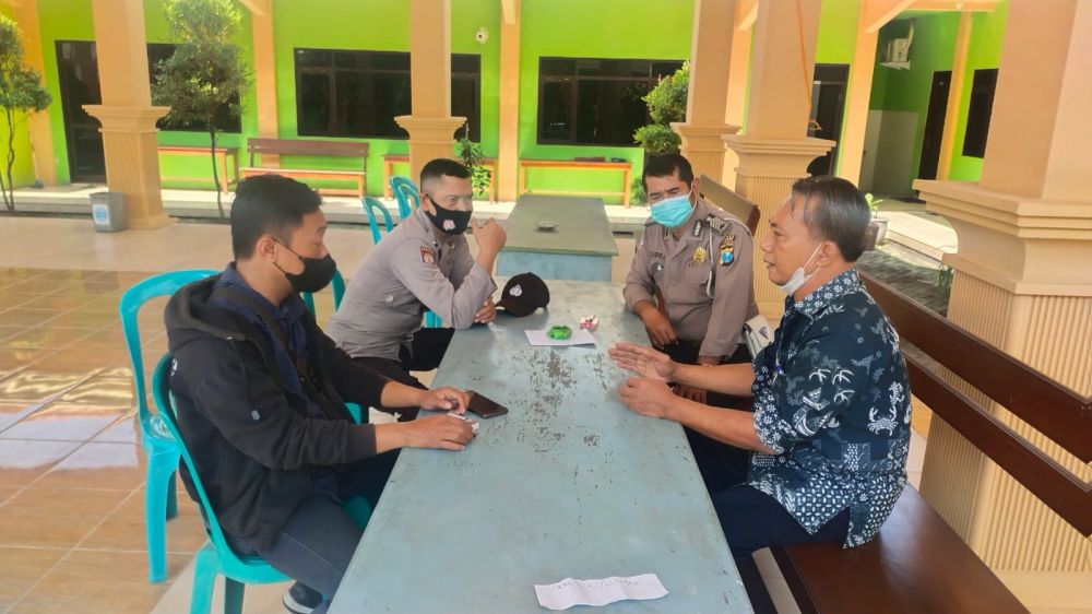 Bhabinkamtibmas Polres Gresik saat sosialisasi di perbatasan Mojokerto Gresik