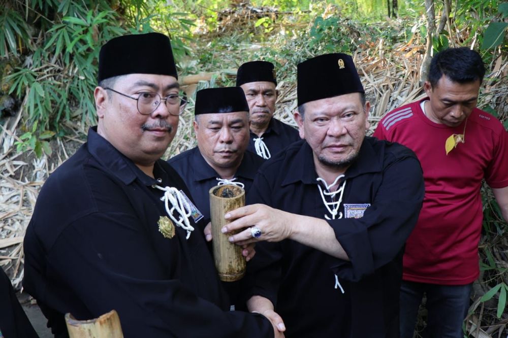 Ketua DPD RI AA LaNyalla Mahmud Mattalitti bersama pengurus PSHT