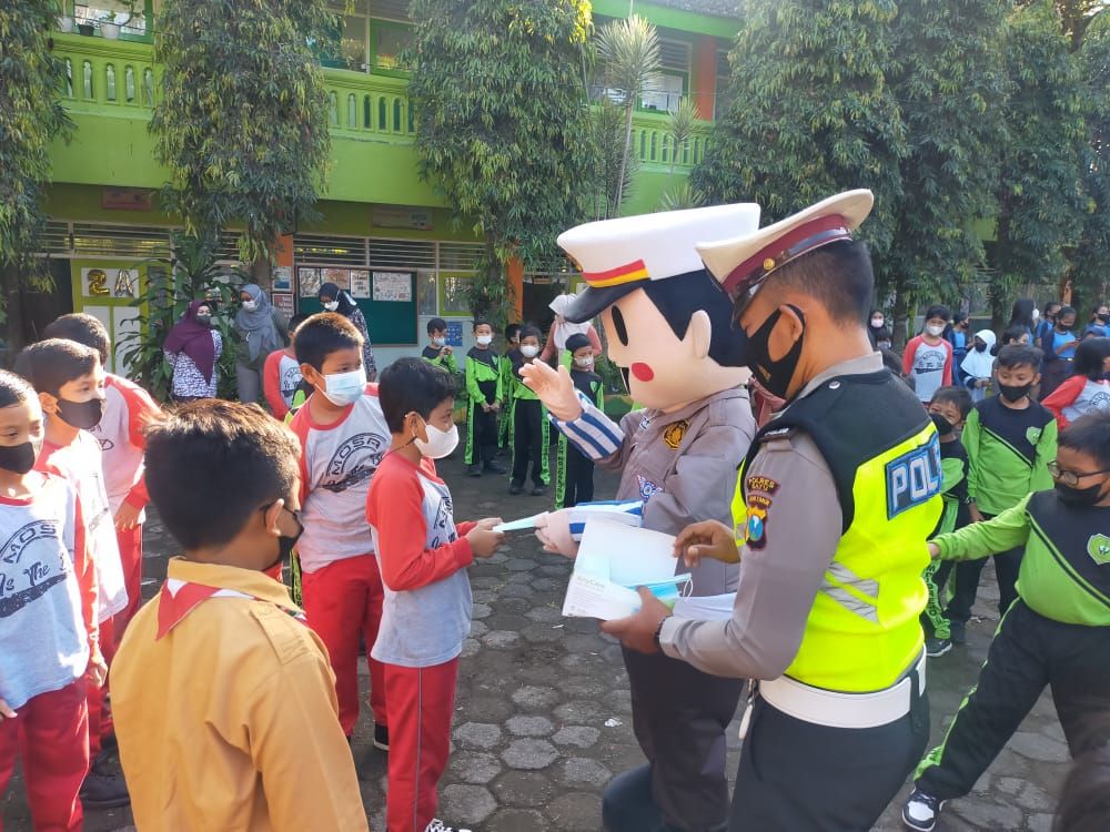 Si Bontas Polres Batu Keliling Sekolah Tanamkan Disiplin Sejak Dini