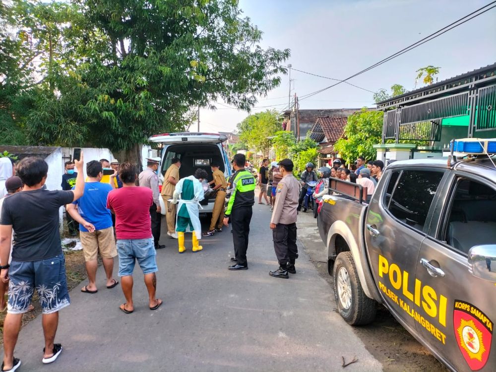 Korban lakalantas di evakuasi Satlantas Polres Tulungagung bersama Polsek Kalangbret