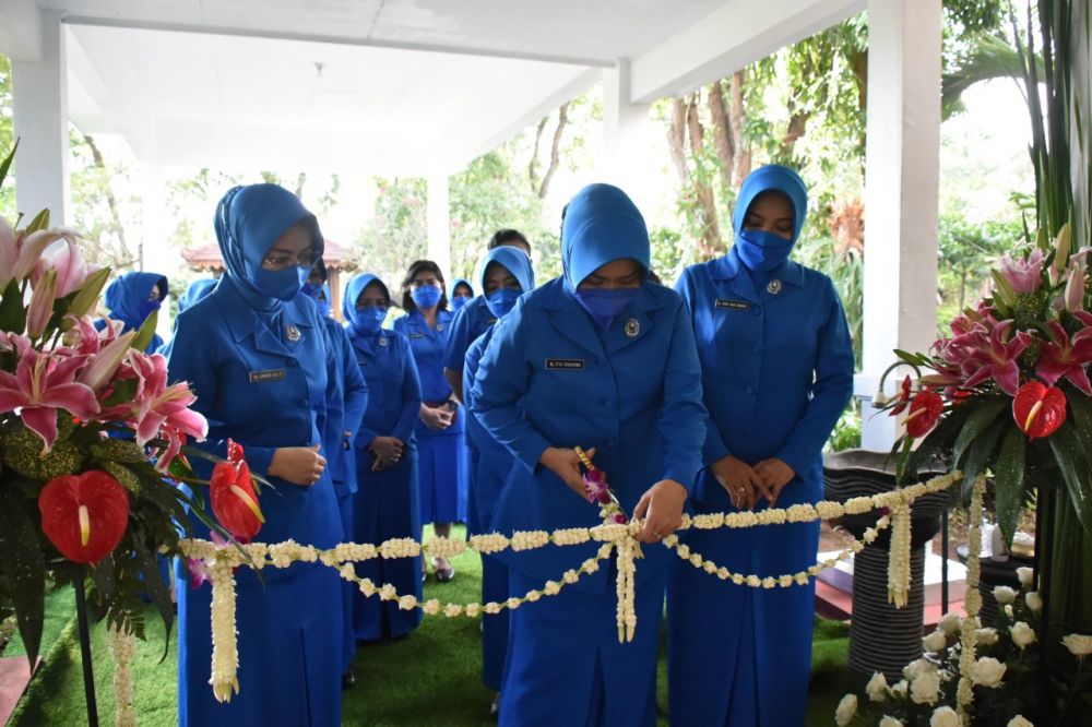 Ketua PG Jalasenastri Kodiklatal Ny. Etta Suhartono saat meresmikan renovasi ruang kantor PG