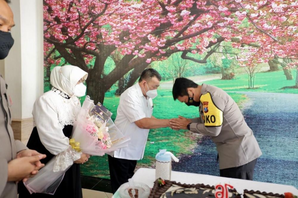 Kapolda Jatim Irjen Pol Dr Nico Afinta saat silaturahmi ke kediaman Irjen Pol Anton Setijadi