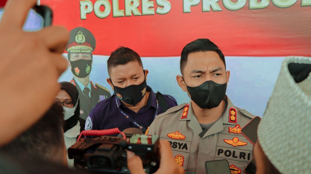 Kapolres Probolinggo AKBP Teuku Arsya Khadafi saat memberikan keterangan