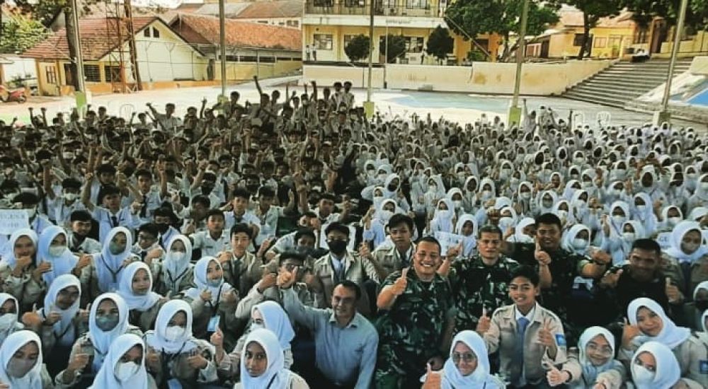 Danramil 1004 Tanjungsari foto bersama siswa-siswi saat acara MPLS.