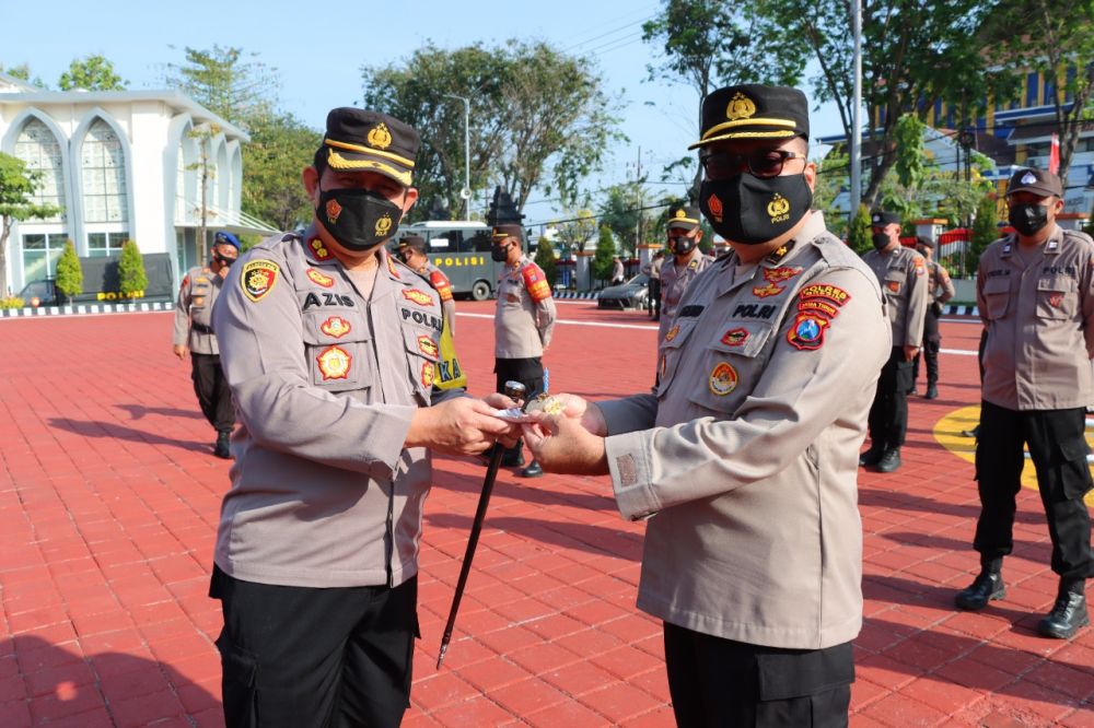 Kapolres Gresik AKBP Mochamad Nur Azis saat memberikan ucapan selamat