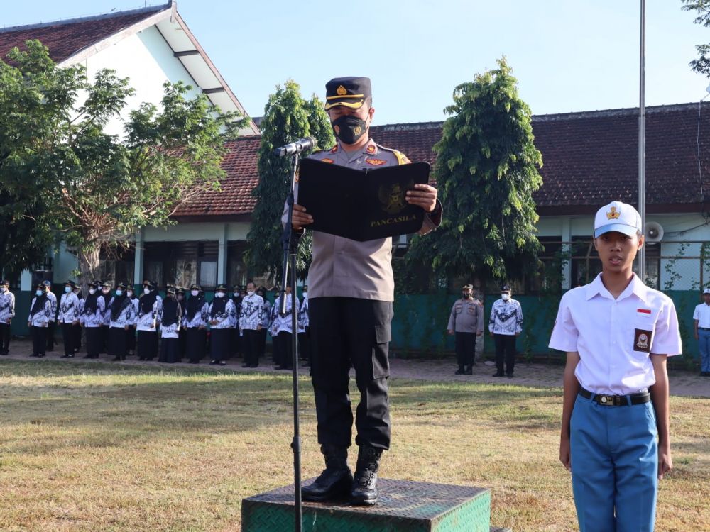 Wakapolres Tulungagung Kompol Dodik Tri Hendro Siswoyo saat jadi Irup di SMU 1 Boyolangu