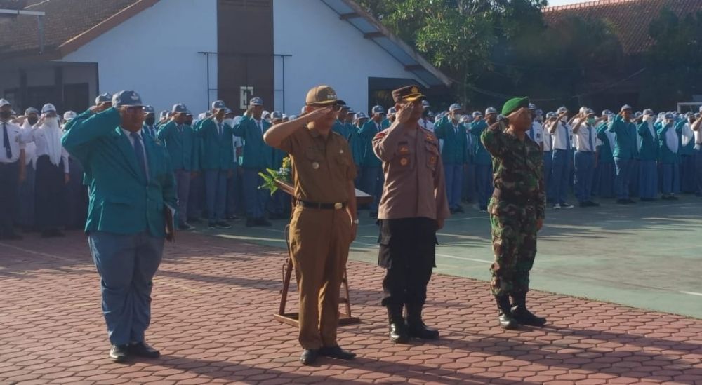 Kapolsek Ngunut bersama tiga pilar saat upacara