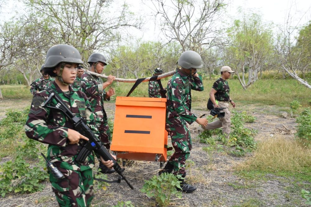 Pesawat Casa TNI AL Dropping Bantuan Pengungsi