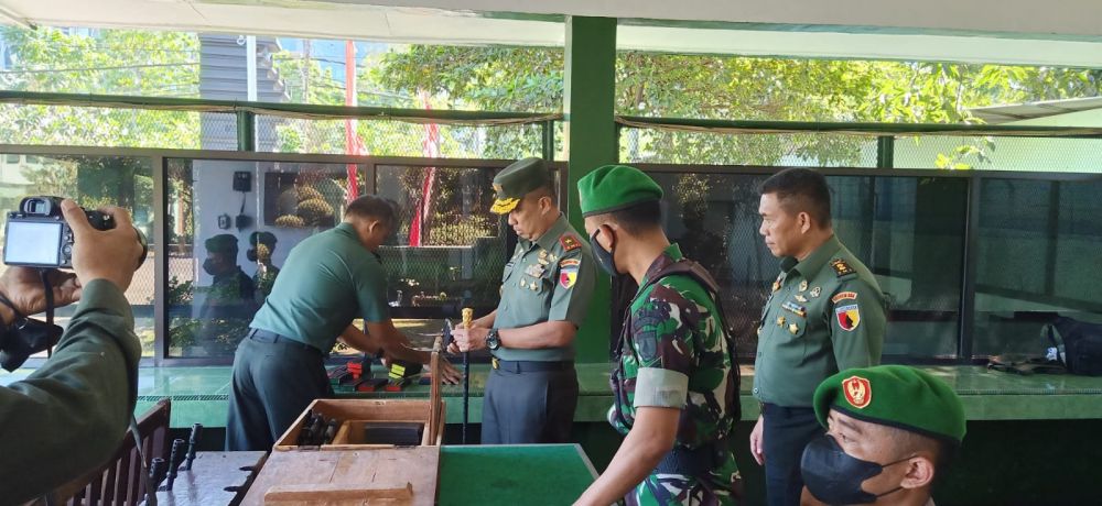 Danrem 084/BJ Brigjen TNI Terry Tresna Purnama saat cek gudang senjata