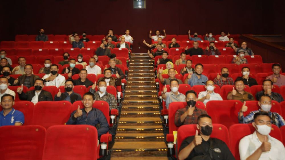 Kapolda Jatim Irjen Pol Dr Nico Afinta saat nobar bersama PJU Polda Jatim