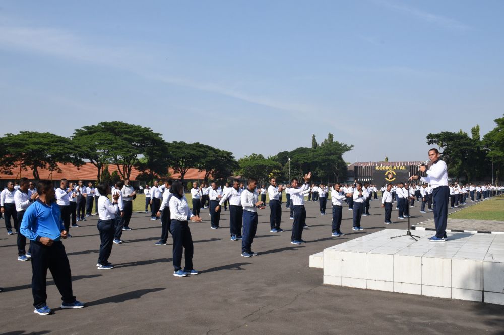 Prajurit Kodiklatal lakukan olahraga rutin bersama