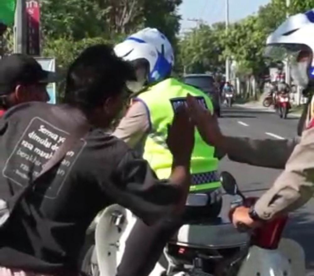 Satlantas Polres Nganjuk (Polisi Sae) lakukan teguran ke masyarakat yang melakukan pelanggaran lalu lintas
