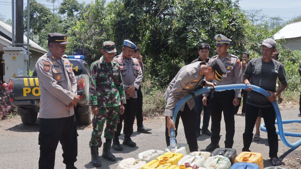 Polres Pasuruan berikan bantuan air bersih ke warga terdampak kekeringan