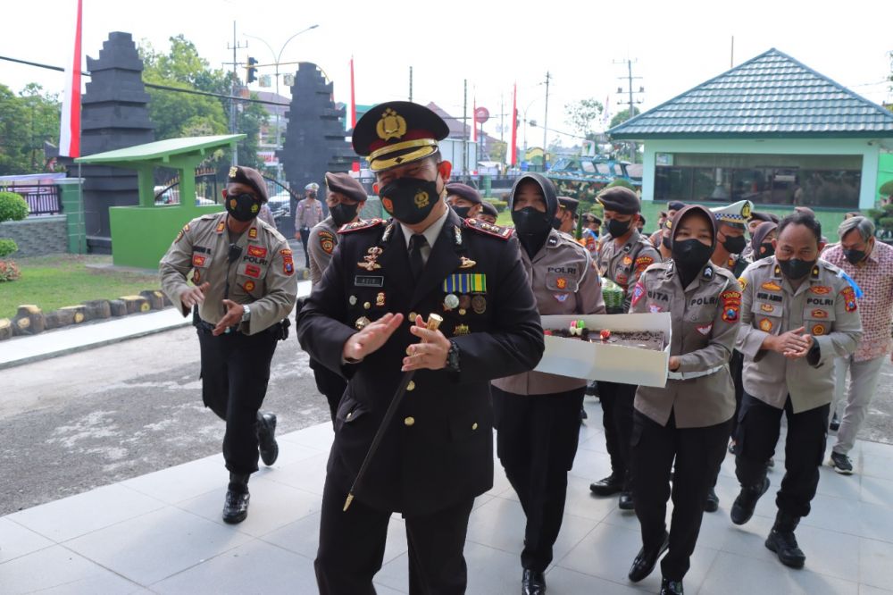 Kapolres Gresik AKBP Mochamad Nur Azis berikan surprise Dandim 0817 Gresik di HUT TNI ke-77