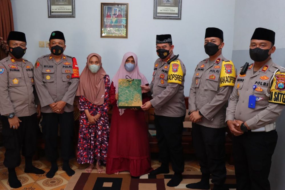 Kapolres Gresik AKBP Mochamad Nur Azis saat memberikan paket bantuan