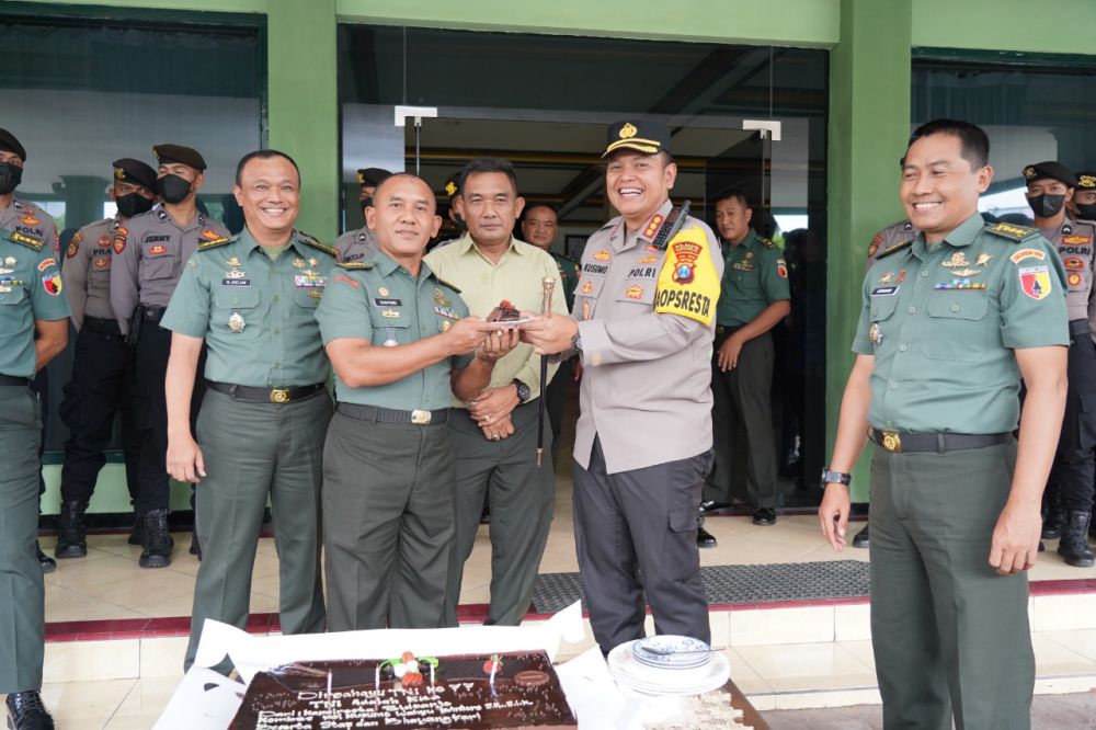 Kapolresta Sidoarjo Kombespol Kusumo Wahyu Bintoro berikan surprise Korem 084/BJ di HUT TNI