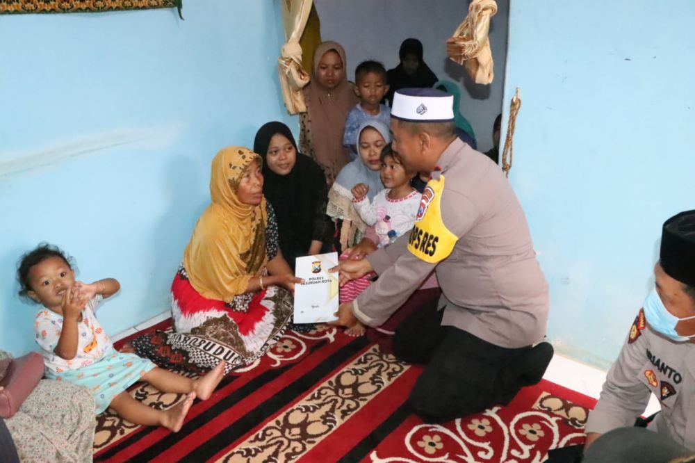 Polres Pasuruan Kota berikan bantuan kepada keluarga korban tragedi Kanjuruhan