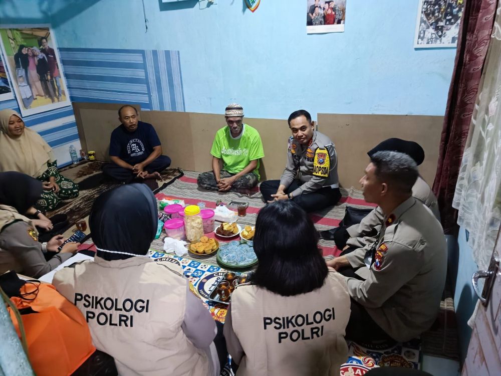 Dirlantas Polda Jatim Kombespol Muhammad Taslim Chairuddin bersama rombongan takziyah ke rumah korban peristiwa Kanjuruhan