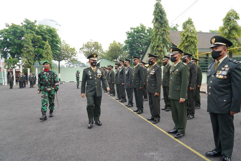 Kepala Staf Korem 084/BJ Kolonel Inf H. Sugiyono saat upacara HUT TNI ke-77