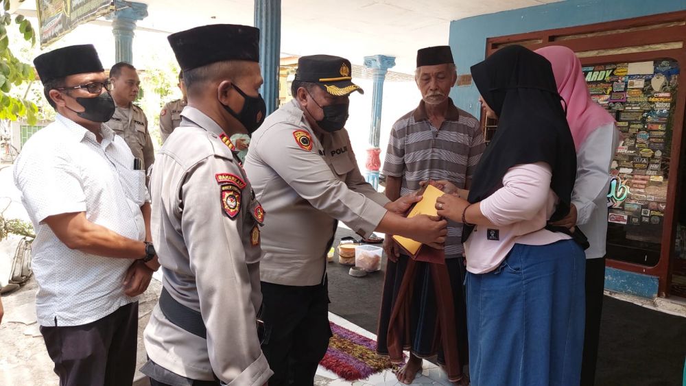 Polres Probolinggo berikan bantuan dari Kapolri dan Kapolda Jatim untuk korban Kanjuruhan