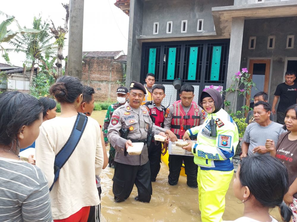 Polres Trenggalek Tanggap Bencana, Dirikan Dapur Umum untuk Warga Terdampak Banjir