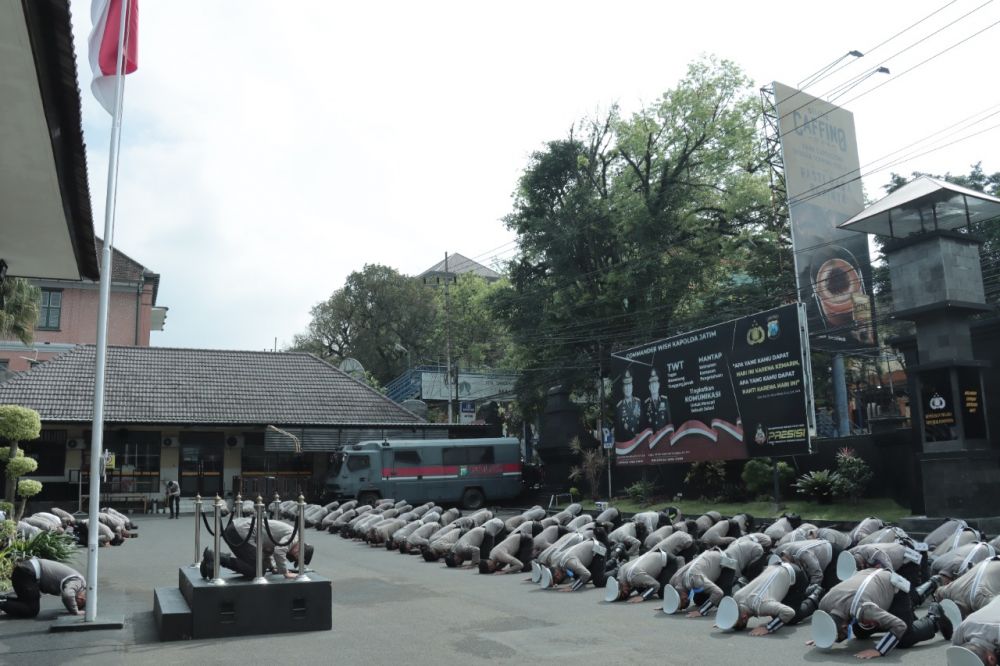 Kapolresta Malang Kota Pimpin Sujud Masal, Berdoa untuk Korban Kanjuruhan