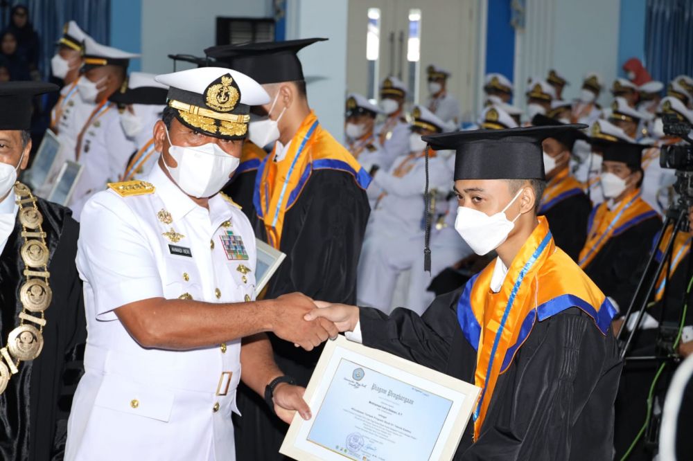 Dirum Kodiklatal Hadiri Wisuda Mahasiswa Universitas Hang Tuah Tahun 2022