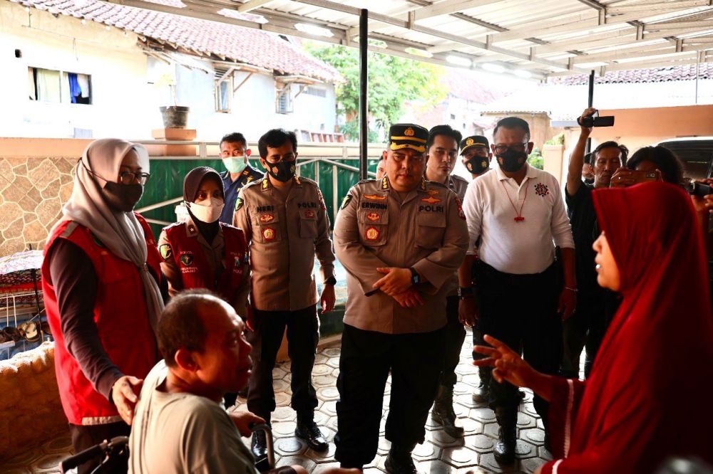 Kabid Dokkes Polda Jatim Kombespol Erwinn Zainul Hakim saat tinjau korban insiden Kanjuruhan