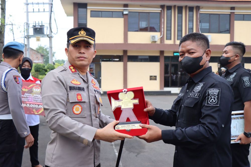 Kapolres Bojonegoro AKBP Muhammad saat memberikan penghargaan kepada personil Polres Bojonegoro