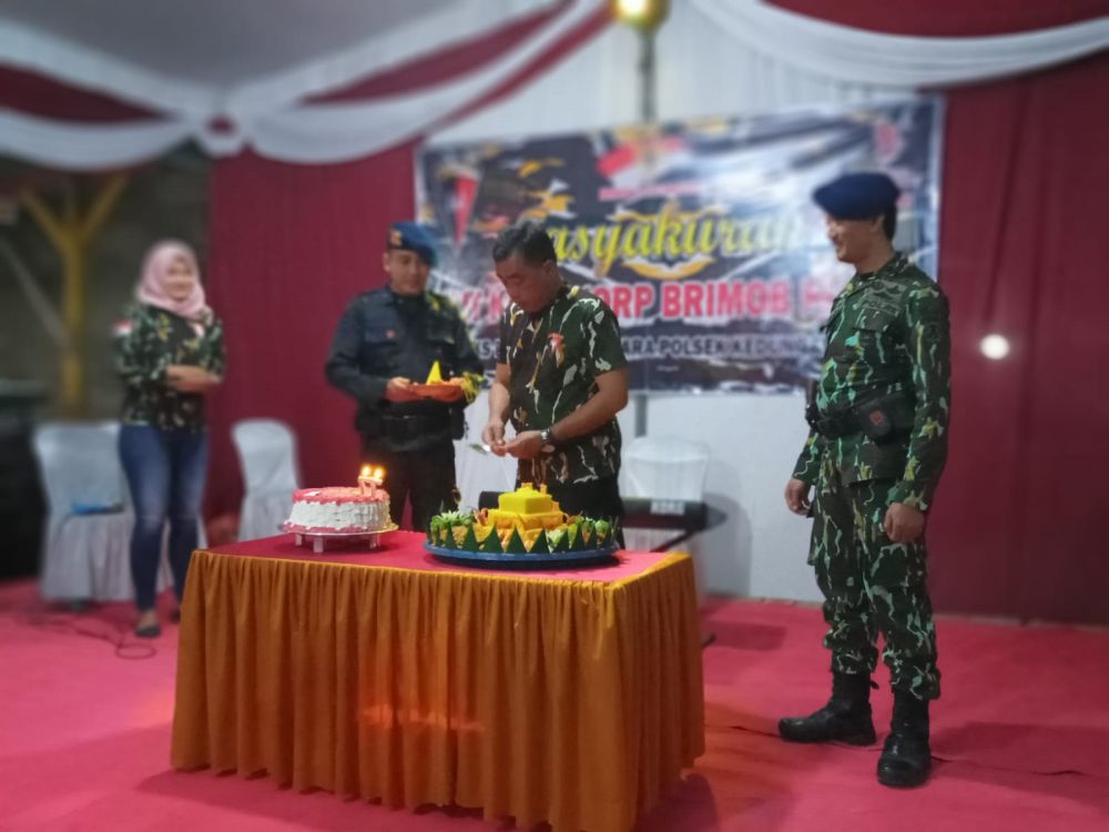 Eks Brimob Nusantara saat pemotongan tumpeng di HUT Brimob