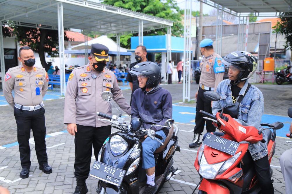 Kapolres Gresik AKBP Mochamad Nur Aziz saat berbincang terkait pelayanan publik didampingi Kasat Lantas AKP Agung Fitransyah