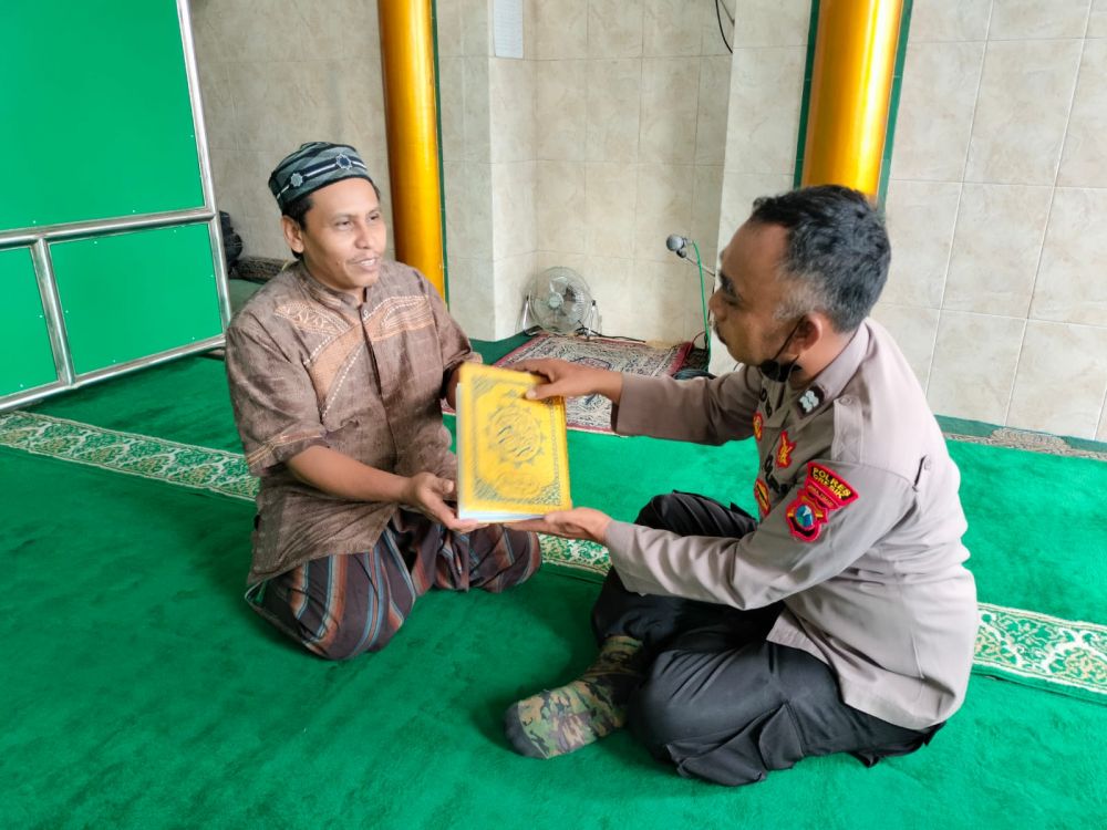 Polisi Gresik wakafkan kitab suci Al-Qur'an ke mushola